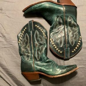 Justin boots, pointed toe, women’s Turquoise Damiana is an 11-inch tall